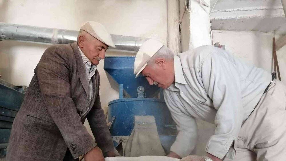 Baba yadigarı değirmencilik mesleğini oğluyla sürdürüyor