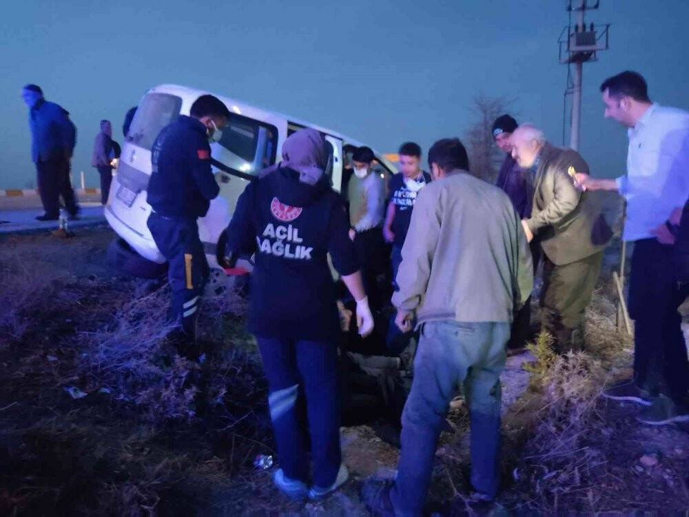 Hafif ticari araç şarampole uçtu: 5 yaralı