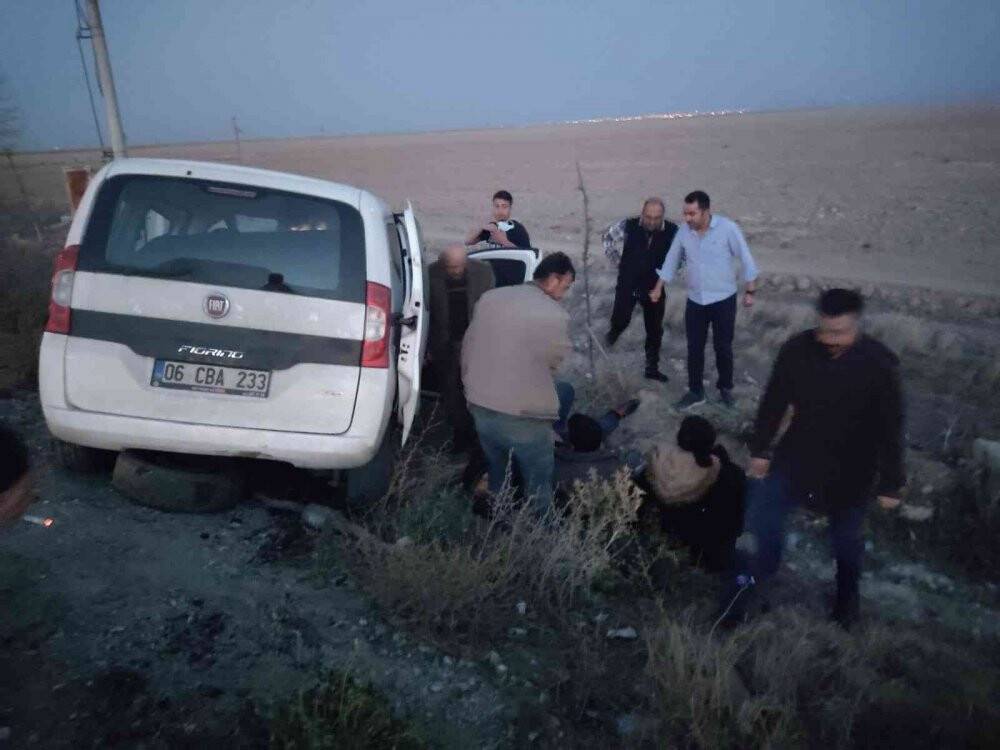 Hafif ticari araç şarampole uçtu: 5 yaralı