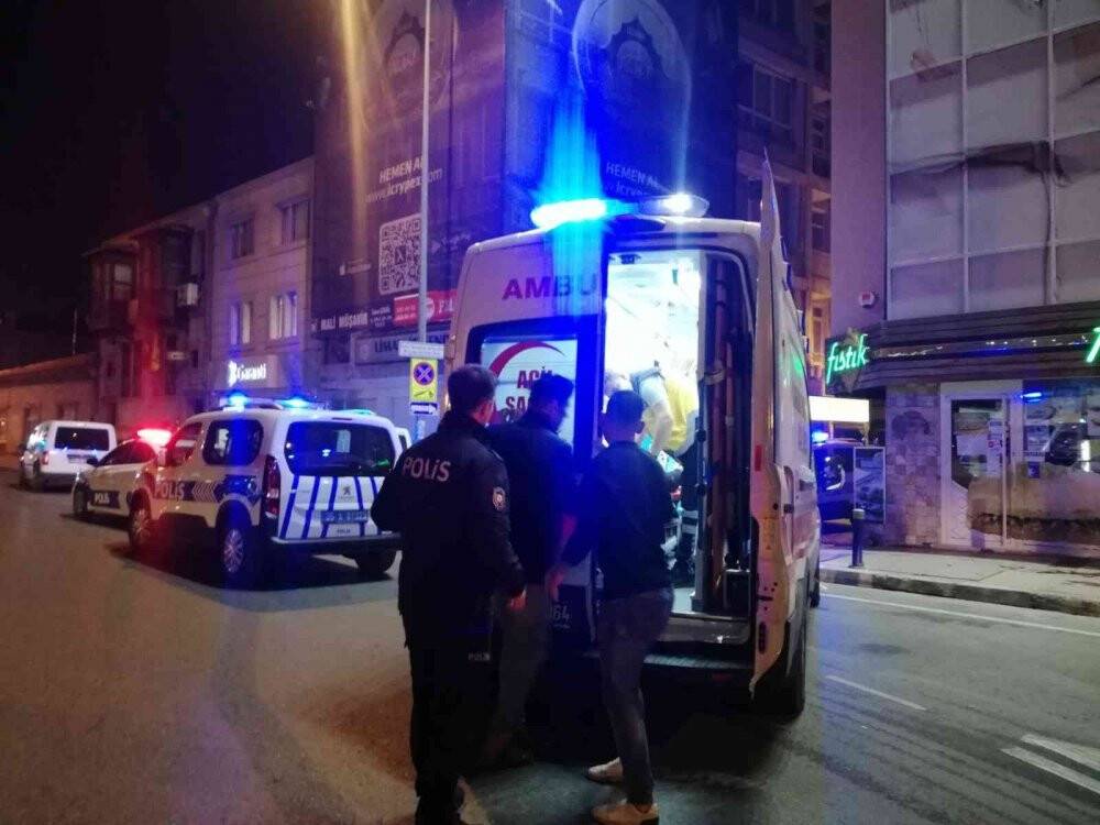 İzmir’de bıçaklı kavga: 1’i ağır, 2 yaralı