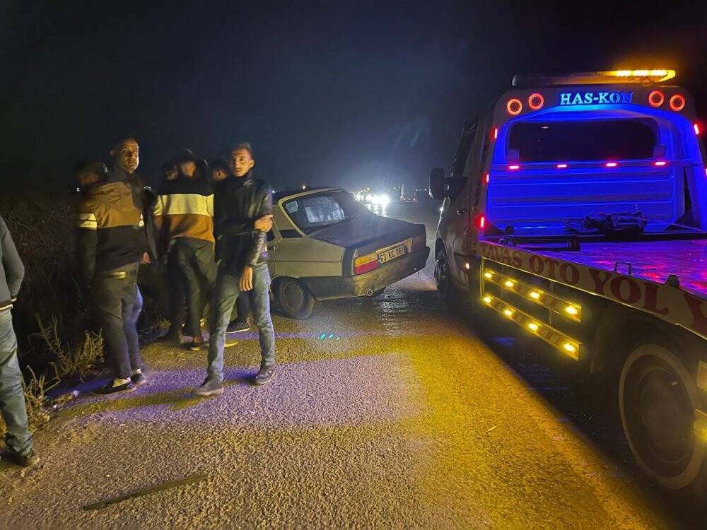 Zincirleme kazada çarpışan araçlar mısır tarlasına uçtu