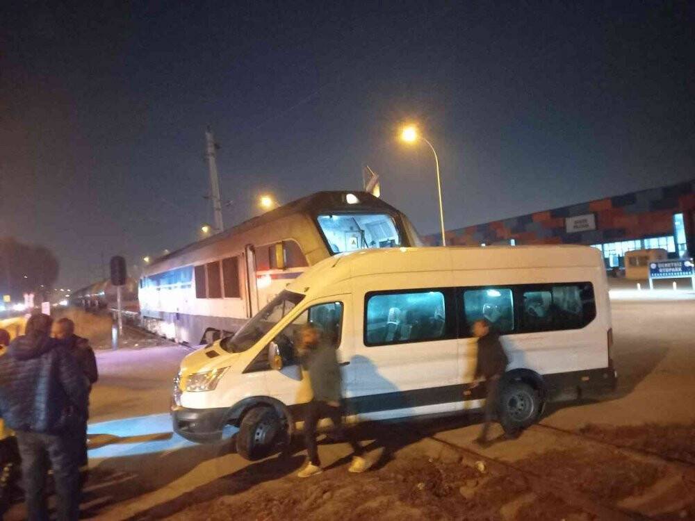 Akaryakıt yüklü tren servis minibüsüne çarptı