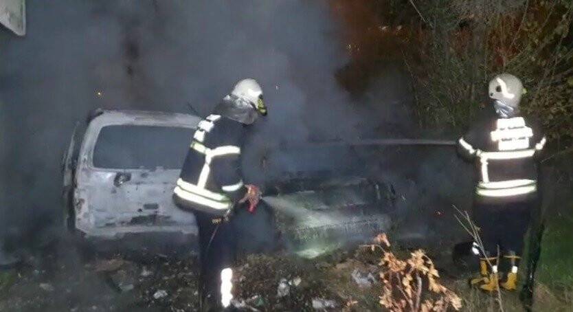 Alkollü şahsın ısınmak için yaktığı ateş arabalara sıçradı