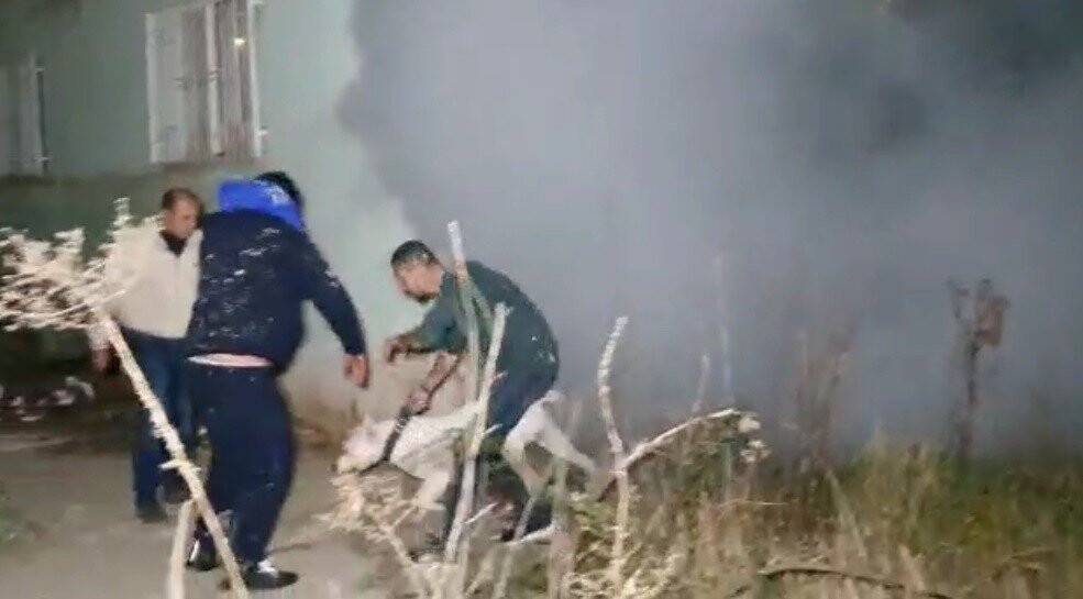 Alkollü şahsın ısınmak için yaktığı ateş arabalara sıçradı