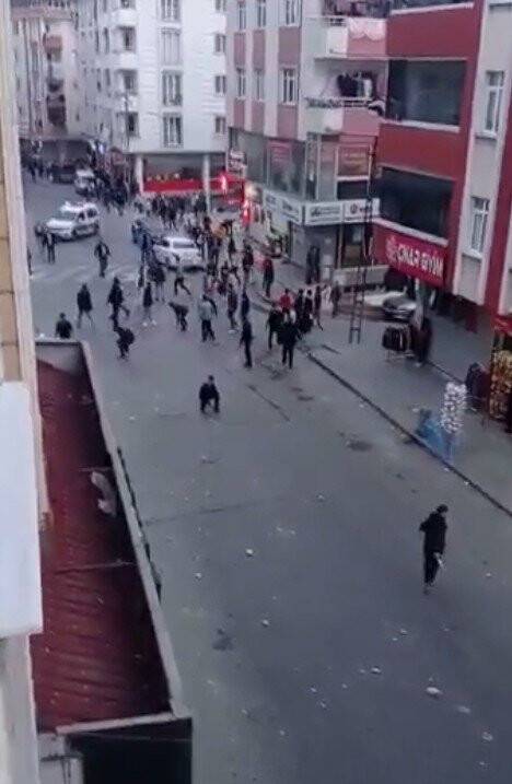 Esenyurt’ta meydan savaşını aratmayan sopalı, satırlı, taşlı kavga