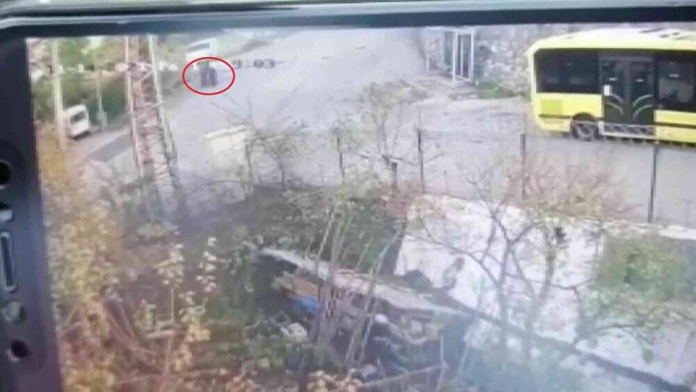Freni boşalan minibüs yoldan geçen 2 kadına çarptı: 1 ölü, 2 yaralı