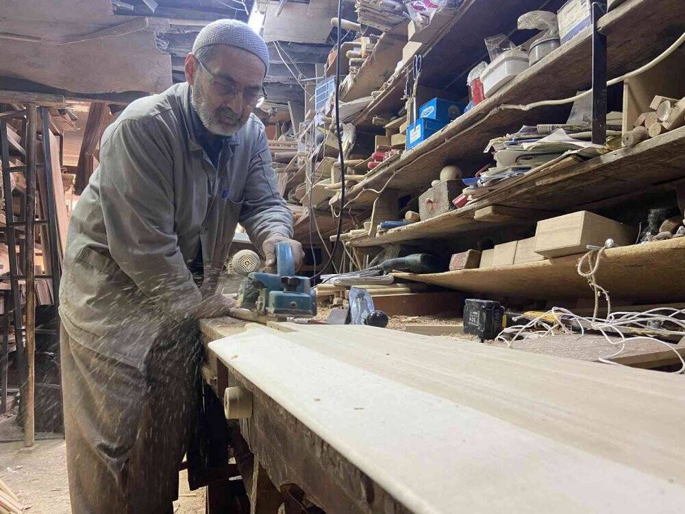 Babasının çırak olarak verdiği mesleği 59 yıldır devam ettiriyor