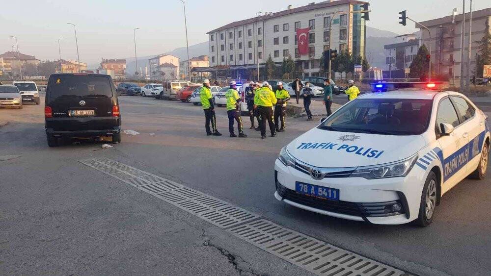 Aracın altında kalan yayayı krikolarla kurtardılar