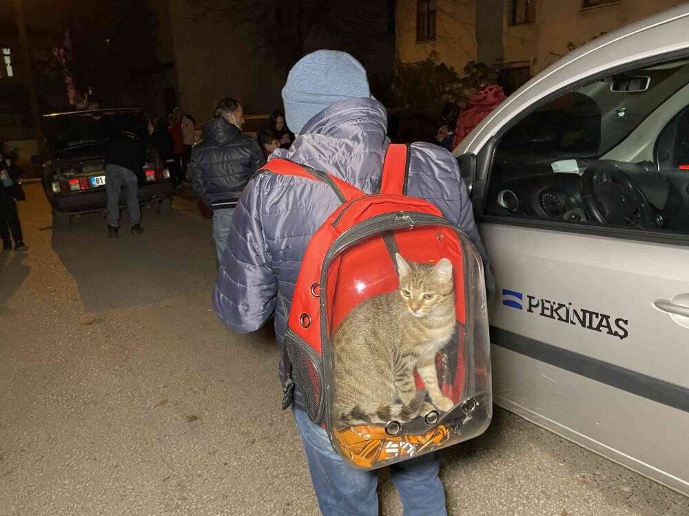 Deprem sonrası vatandaşların sokakta bekleyişi sürüyor