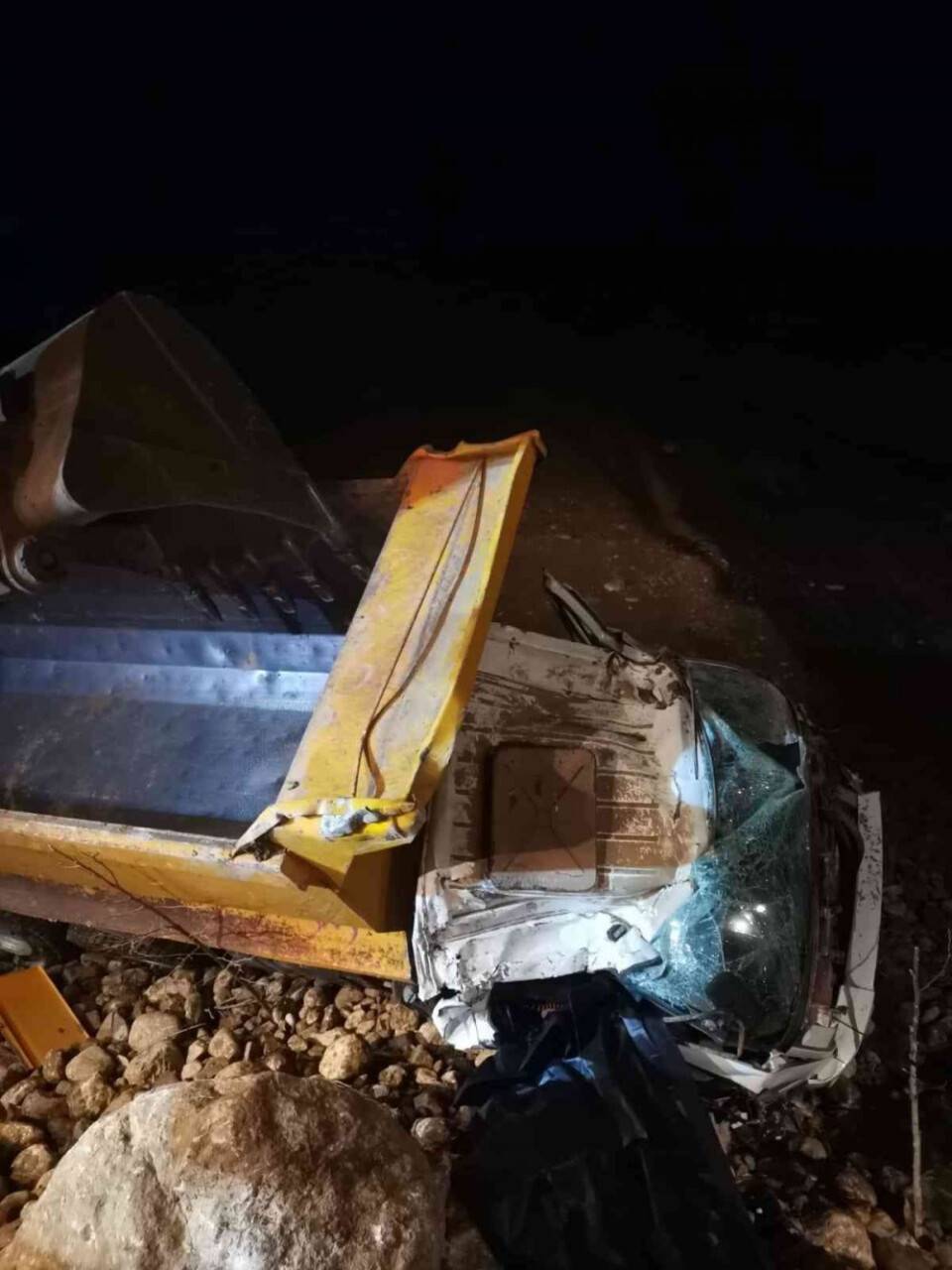Kamyon yükünü boşaltırken uçuruma yuvarlandı: 2 ölü