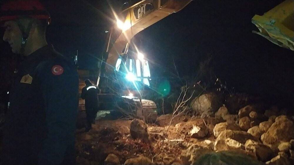 Kamyon yükünü boşaltırken uçuruma yuvarlandı: 2 ölü