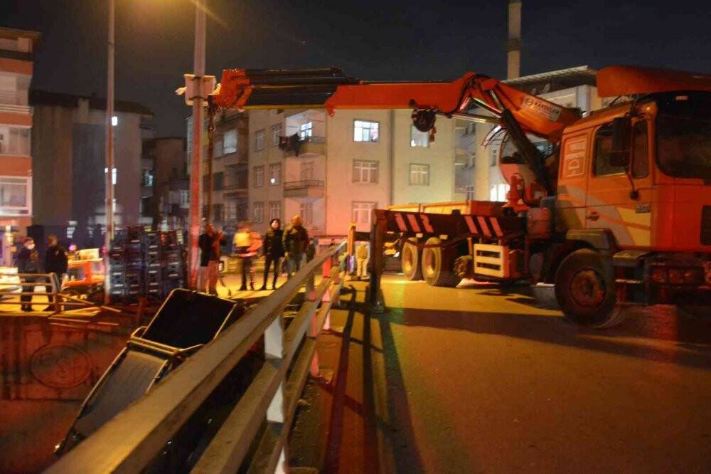Kamyonet dereye uçtu