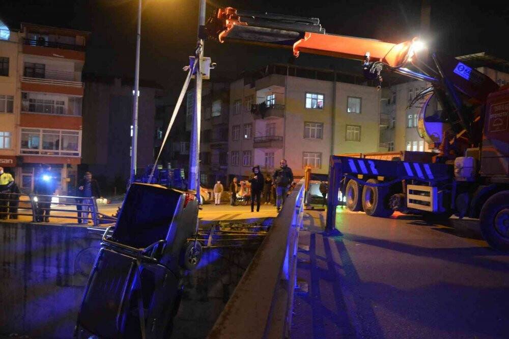 Kamyonet dereye uçtu