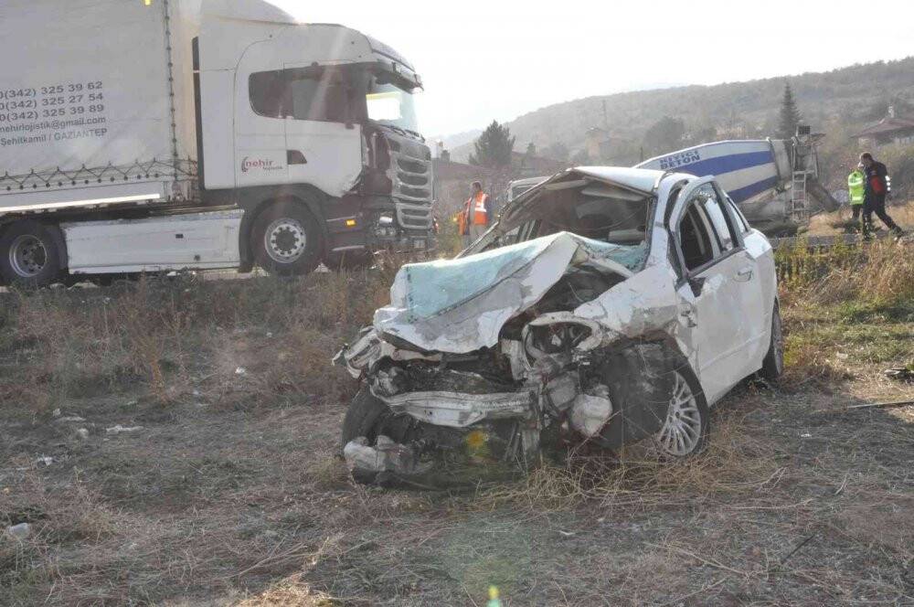 Konya'da feci kaza! Karşı şeride geçen kamyonet otomobille çarpıştı: 2 ölü