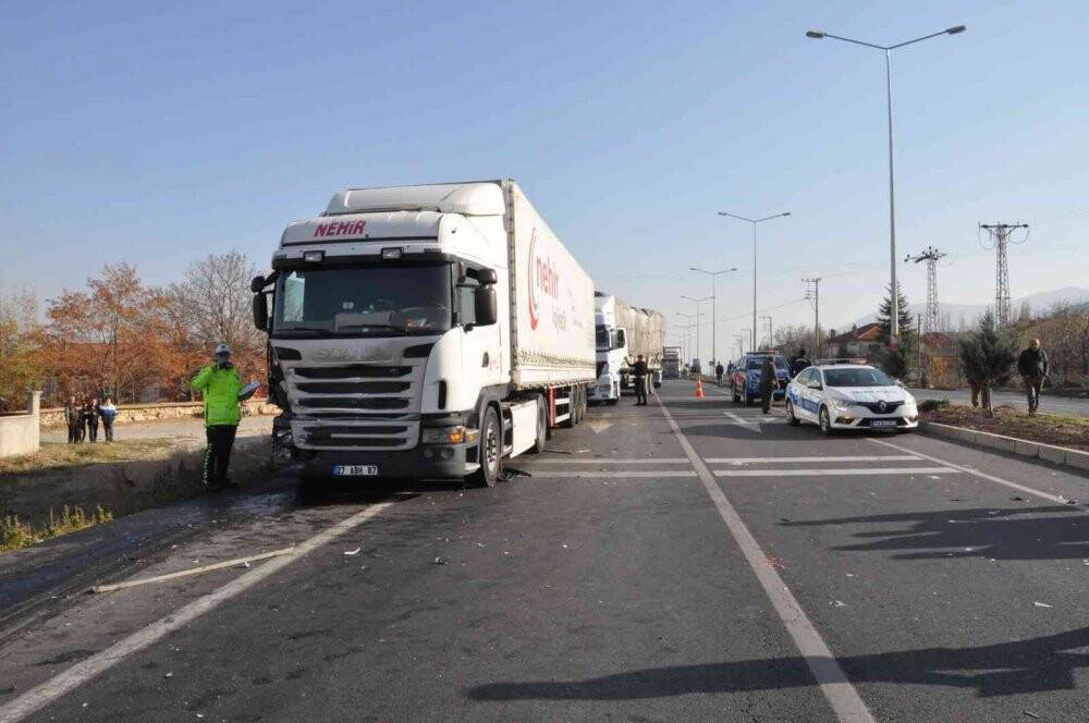 Konya'da feci kaza! Karşı şeride geçen kamyonet otomobille çarpıştı: 2 ölü