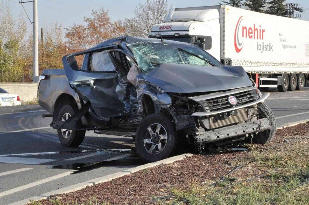 Konya'da feci kaza! Karşı şeride geçen kamyonet otomobille çarpıştı: 2 ölü
