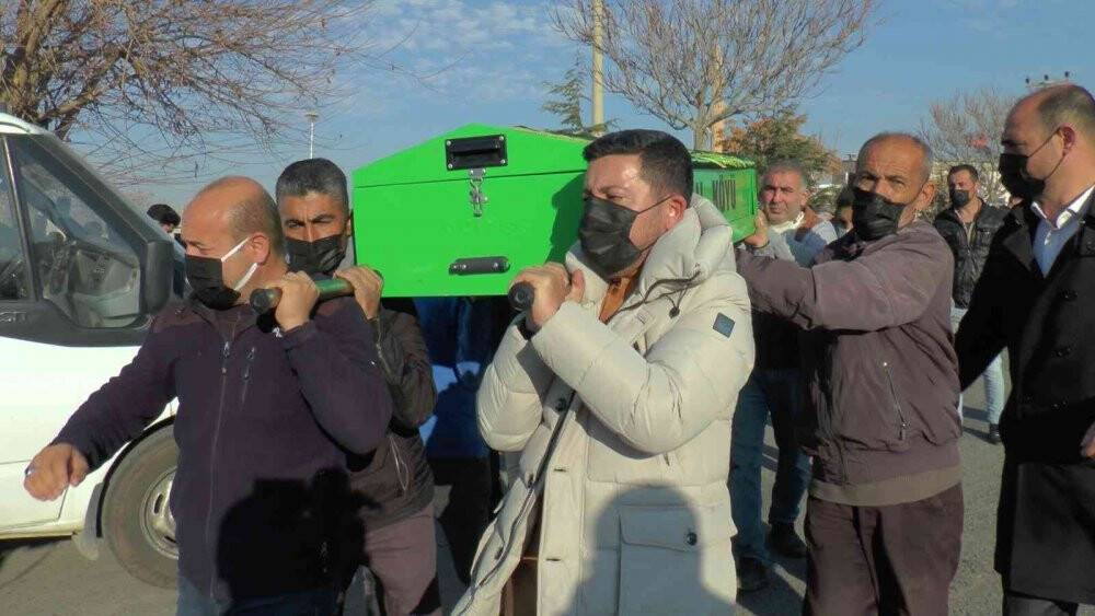 Konya'da kazada hayatını kaybeden aynı aileden 3 kişi toprağa verildi