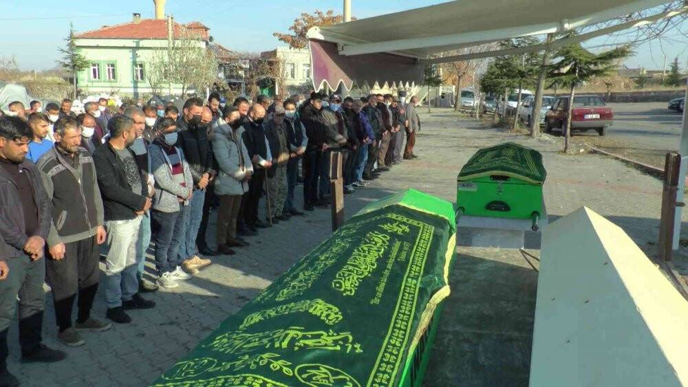 Konya'da kazada hayatını kaybeden aynı aileden 3 kişi toprağa verildi