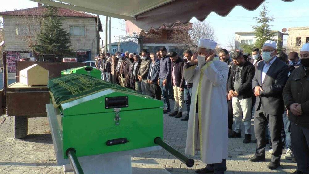 Konya'da kazada hayatını kaybeden aynı aileden 3 kişi toprağa verildi