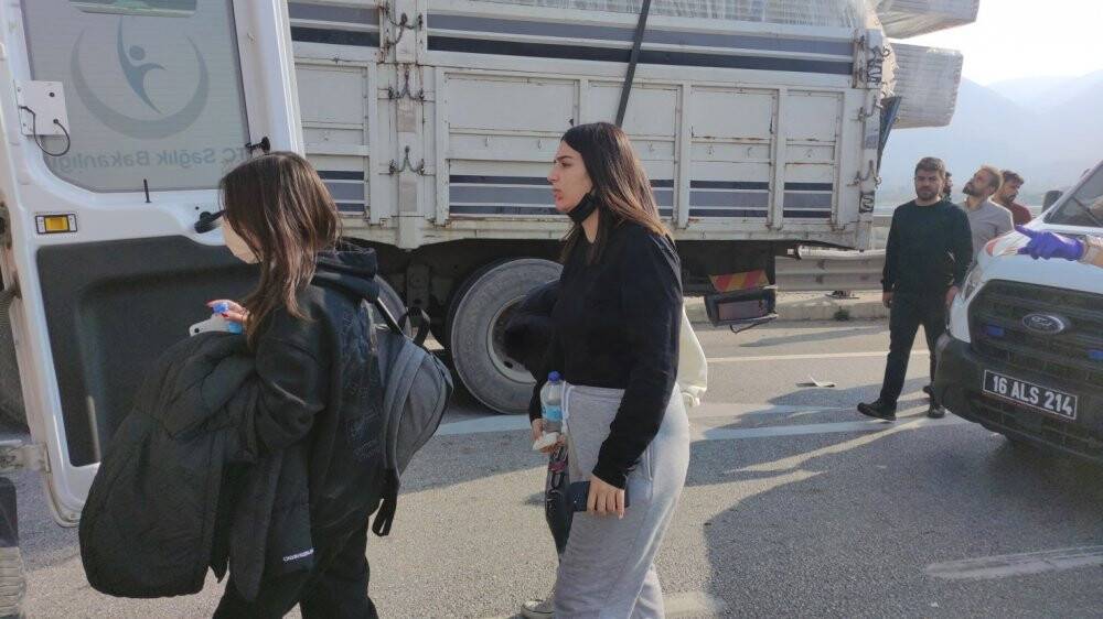 Öğrenci taşıyan otobüs kamyona çarptı: 24 yaralı