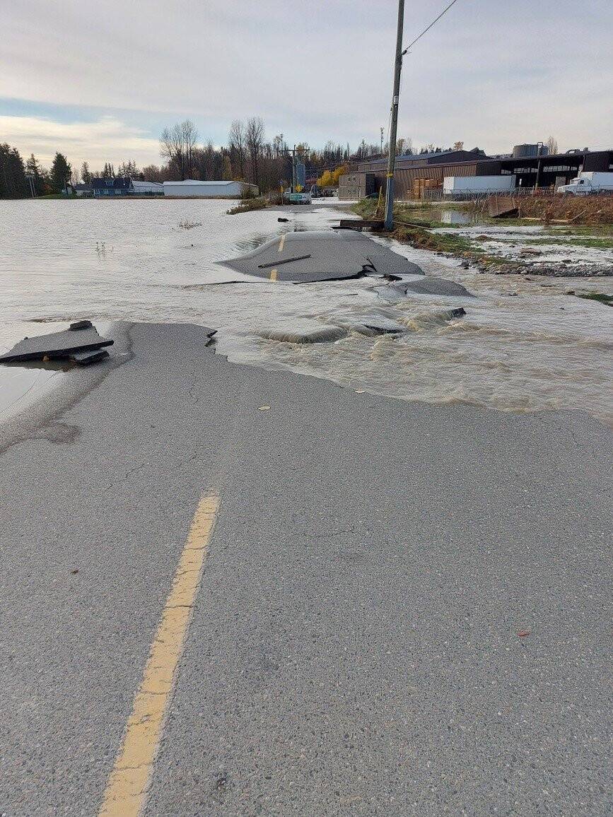 Kanada’da selin ortasında kalan otoparkta yangın