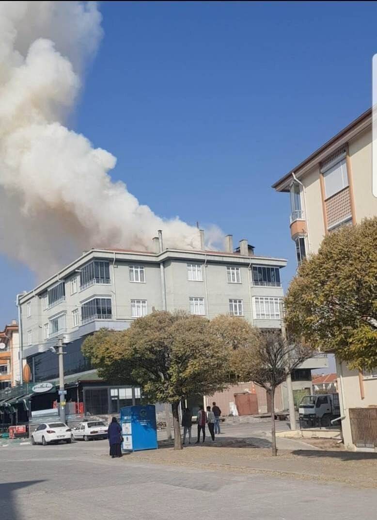 Konya’da 4 katlı binada çatı yangını