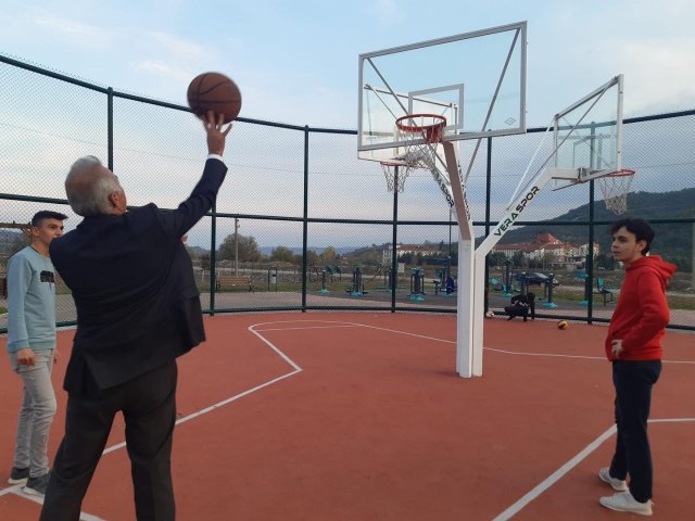 Başkan Öztürk, gençlerle basketbol oynadı