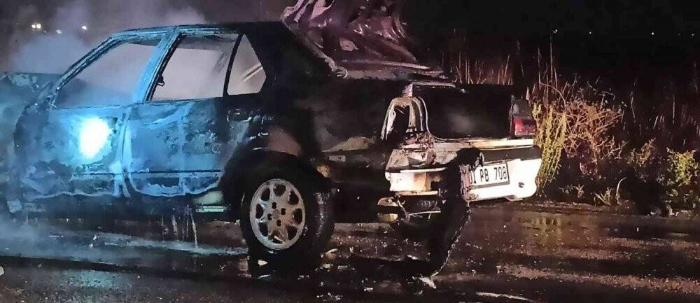 Adana’da otomobil traktöre arkadan çarptı: 1’i ağır 4 yaralı