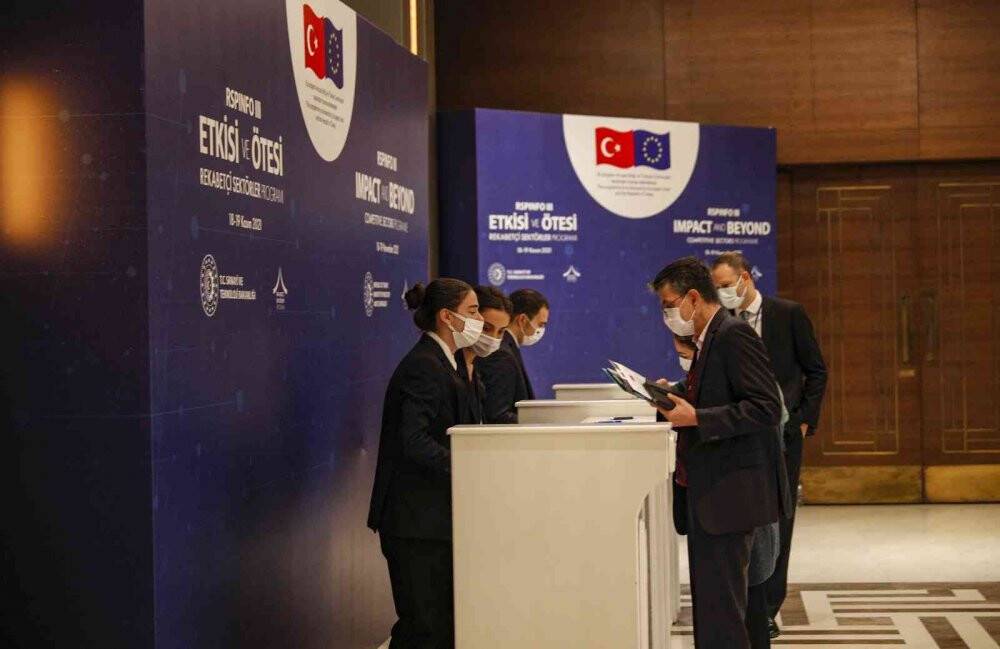 Bakan Varank, Rekabetçi Sektörler Programı çerçevesinde desteklenen projelerin faydalanıcılarıyla bir araya geldi