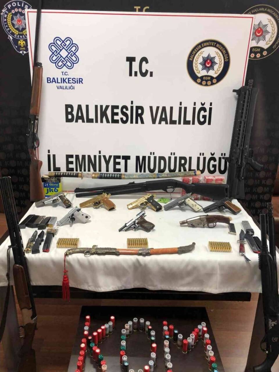 Balıkesir’de silah ticareti yapan 35 şahsa gözaltı