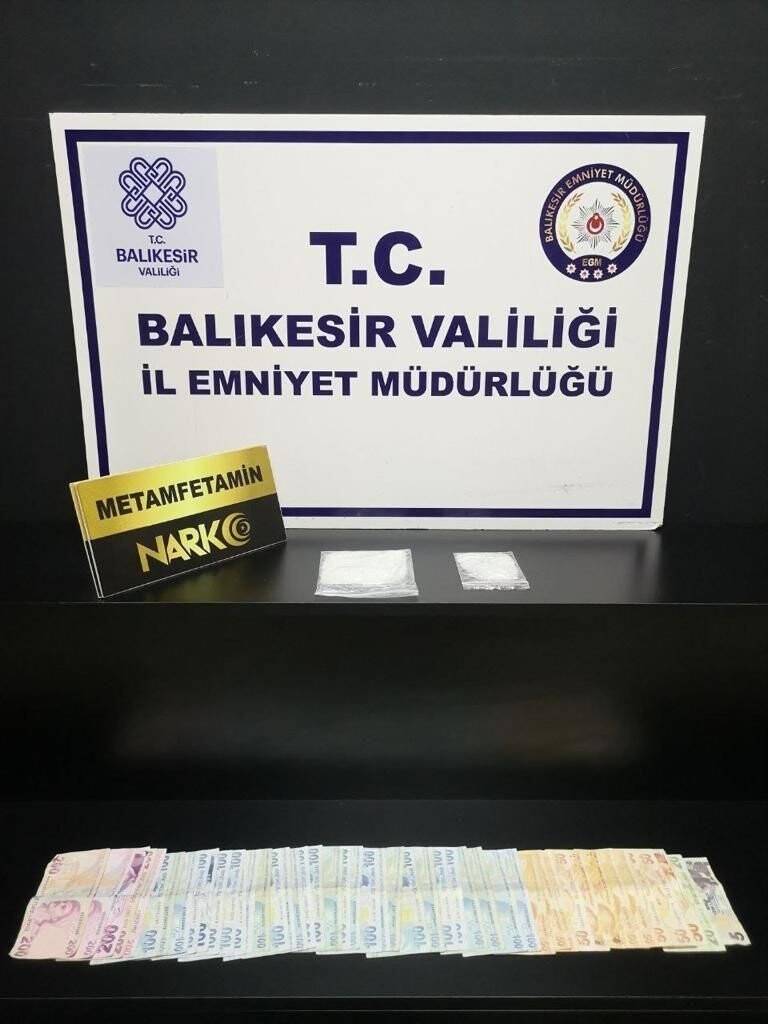 Direksiyona uyuşturucu ve silah zulaladılar