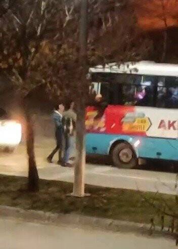 Halk otobüsünün önünü kesip sürücüye saldırdı