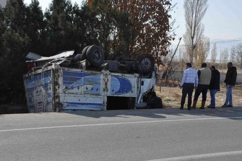 Otomobilin arkadan çarptığı kamyonet devrildi: 2 yaralı