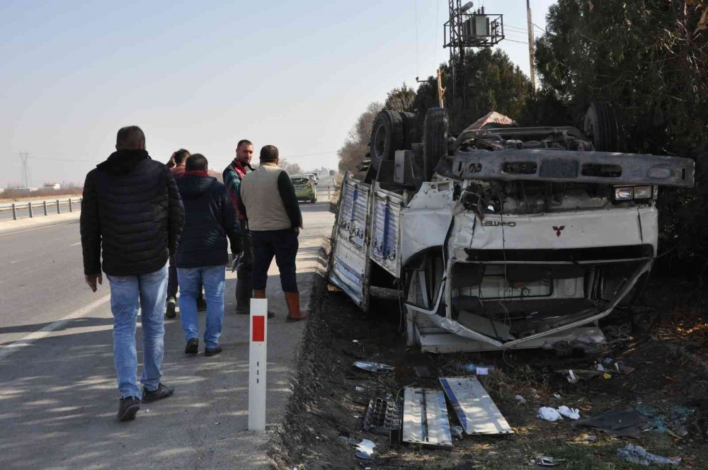 Otomobilin arkadan çarptığı kamyonet devrildi: 2 yaralı