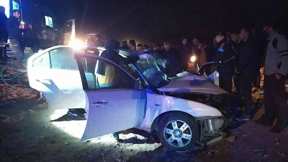 Otomobiller kafa kafaya çarpıştı: 6 yaralı
