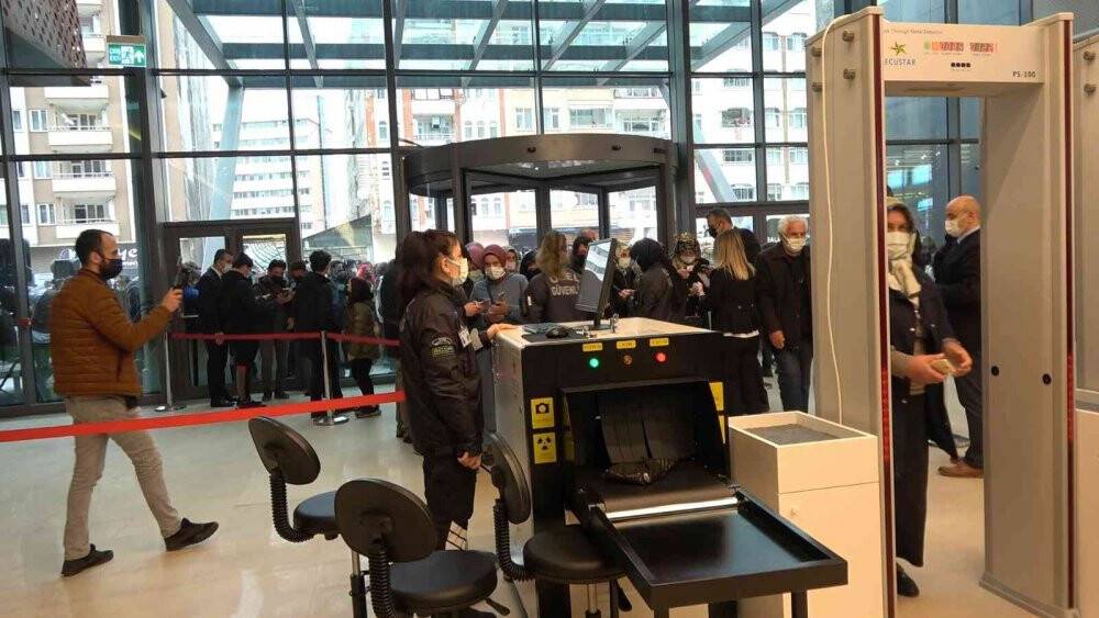 Rize’nin ilk AVM’sinin açılışında yoğun kuyruklar oluştu