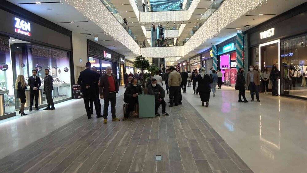 Rize’nin ilk AVM’sinin açılışında yoğun kuyruklar oluştu