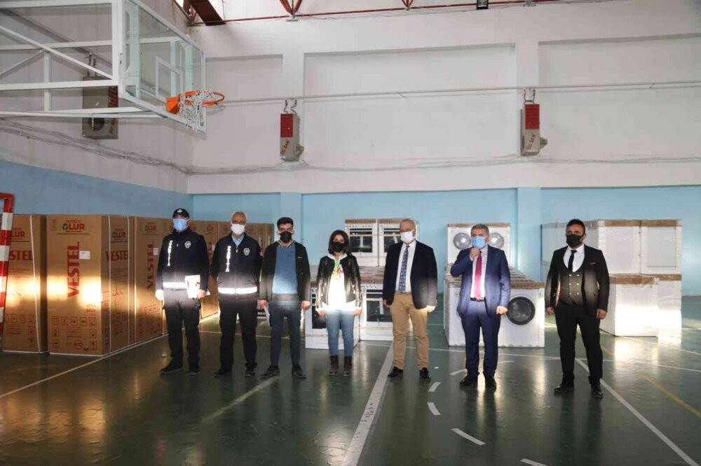 Sel bölgesindeki ailelere beyaz eşya ve mobilya desteği