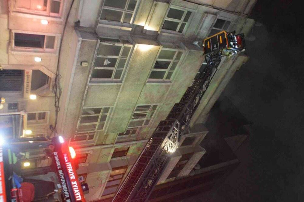 Taksim’deki metruk binada çıkan yangında 1 kişi dumandan etkilendi