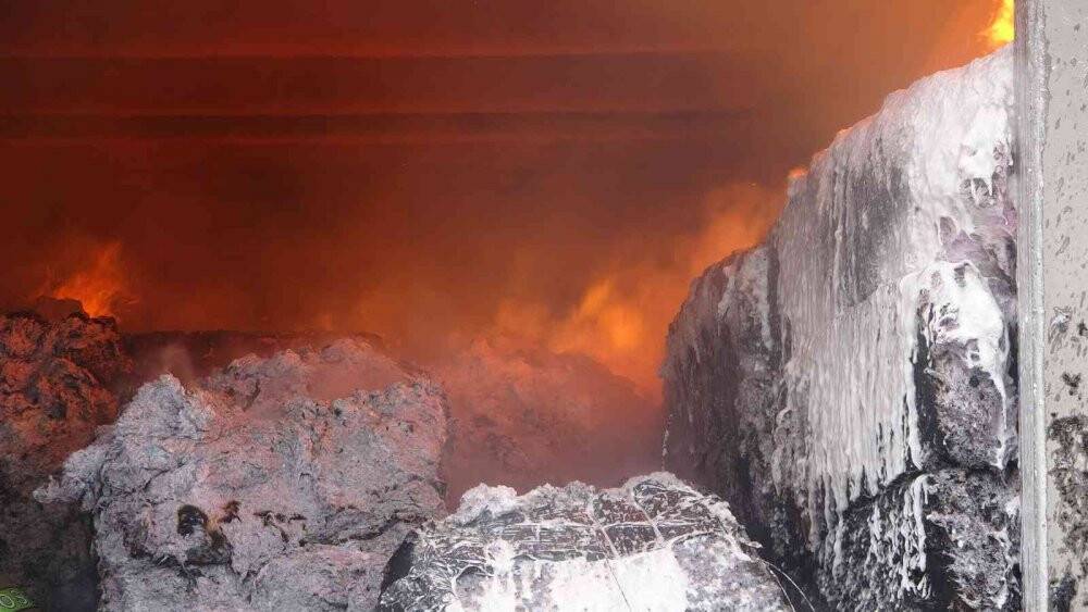 Tekstil fabrikasındaki yangına 3 saattir devam ediyor