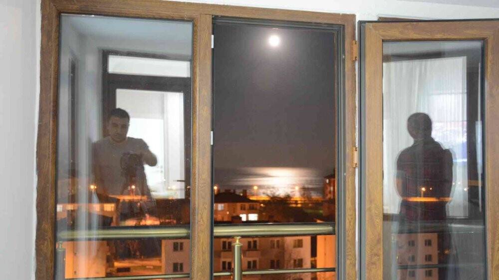 Van Gölü’ne yansıyan dolunayın muhteşem manzarası