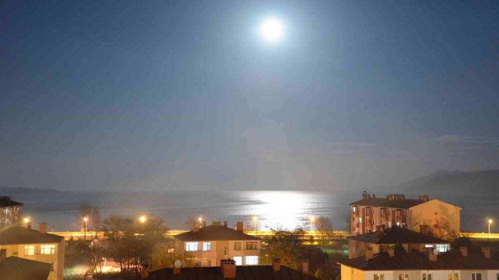 Van Gölü’ne yansıyan dolunayın muhteşem manzarası