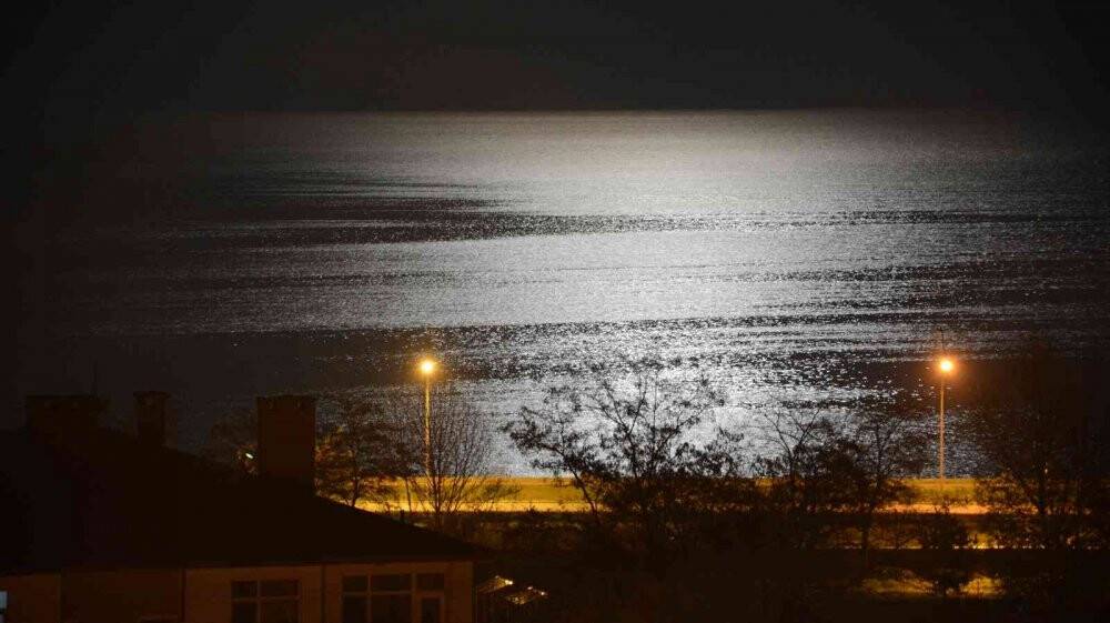 Van Gölü’ne yansıyan dolunayın muhteşem manzarası