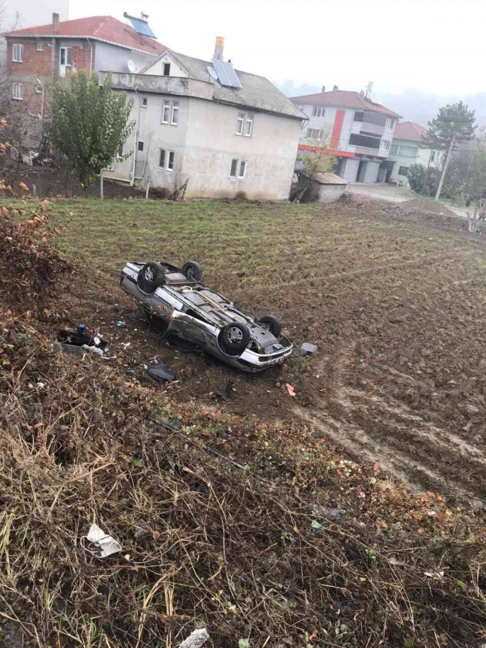 Yoldan çıktı, takla atarak tarlaya uçtu