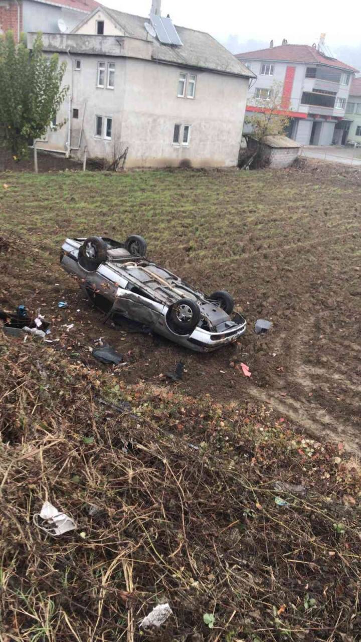 Yoldan çıktı, takla atarak tarlaya uçtu