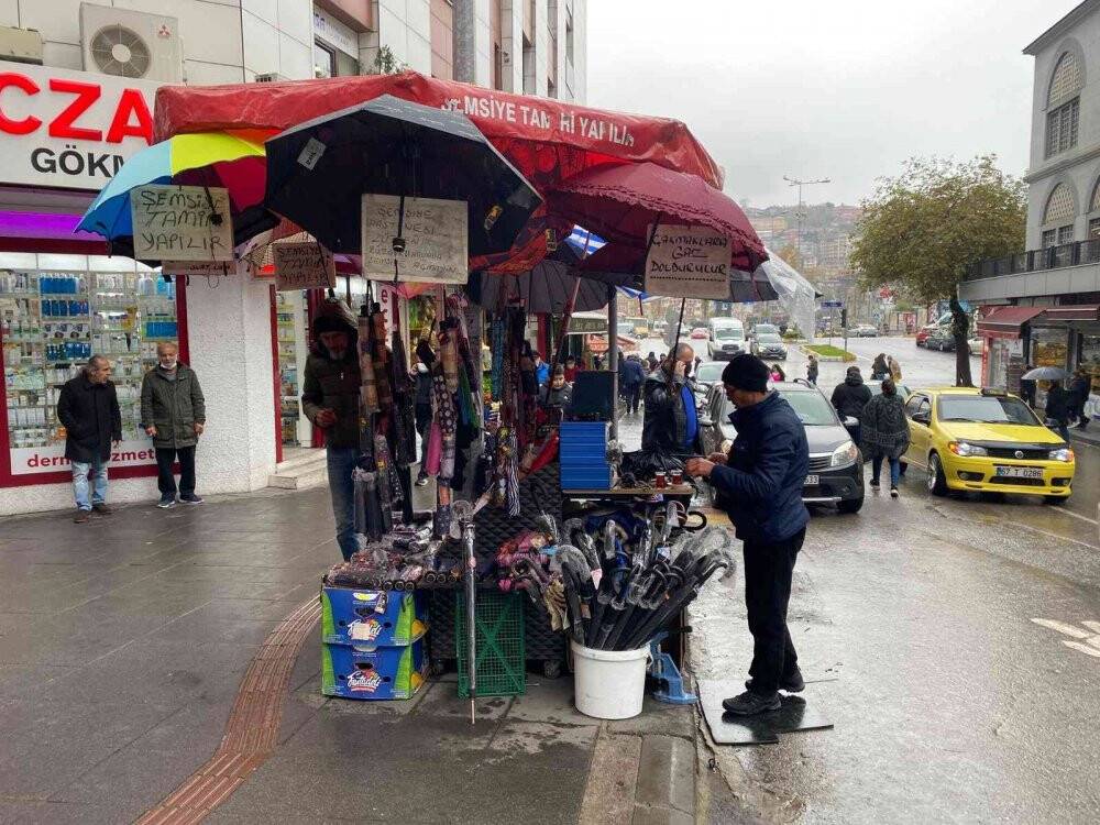 45 yıldır şemsiye tamir ediyor