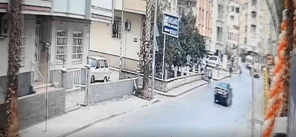Araçla çarptığı 2 kadın metrelerce havalandı