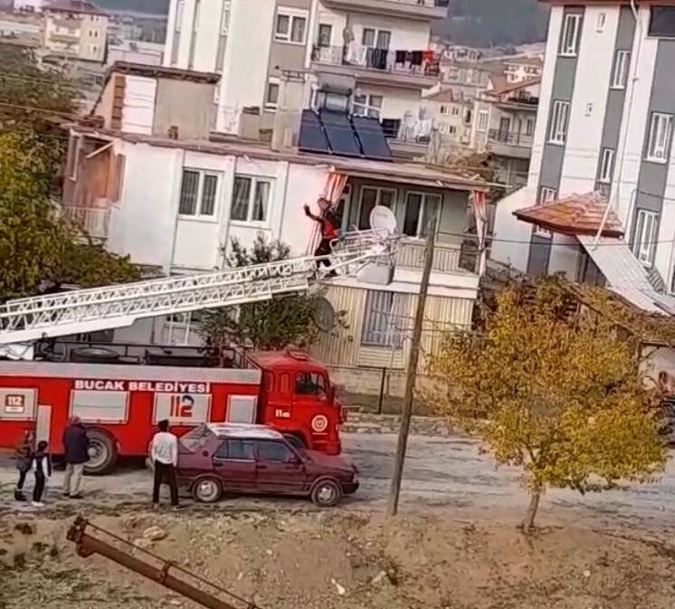 İtfaiye eri kediyi kurtarıp kendi düştü