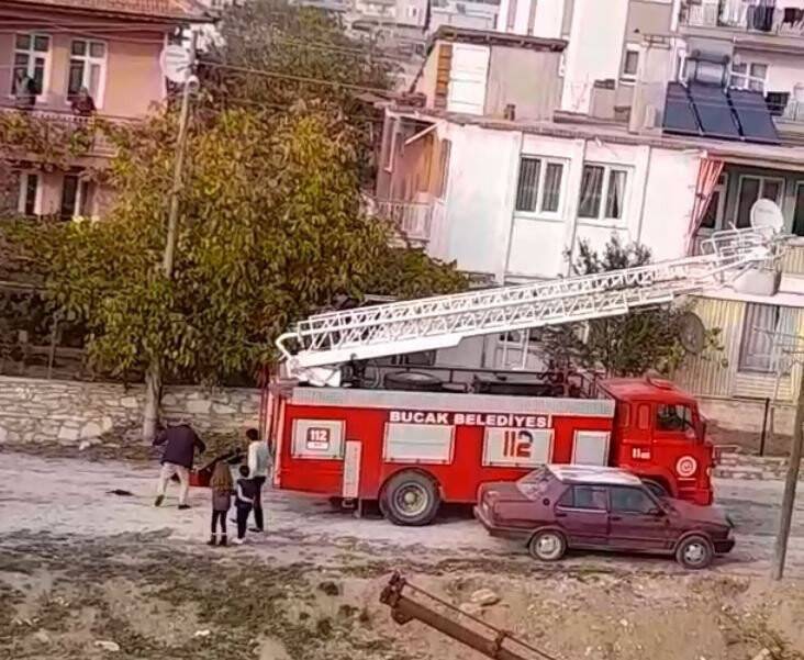 İtfaiye eri kediyi kurtarıp kendi düştü