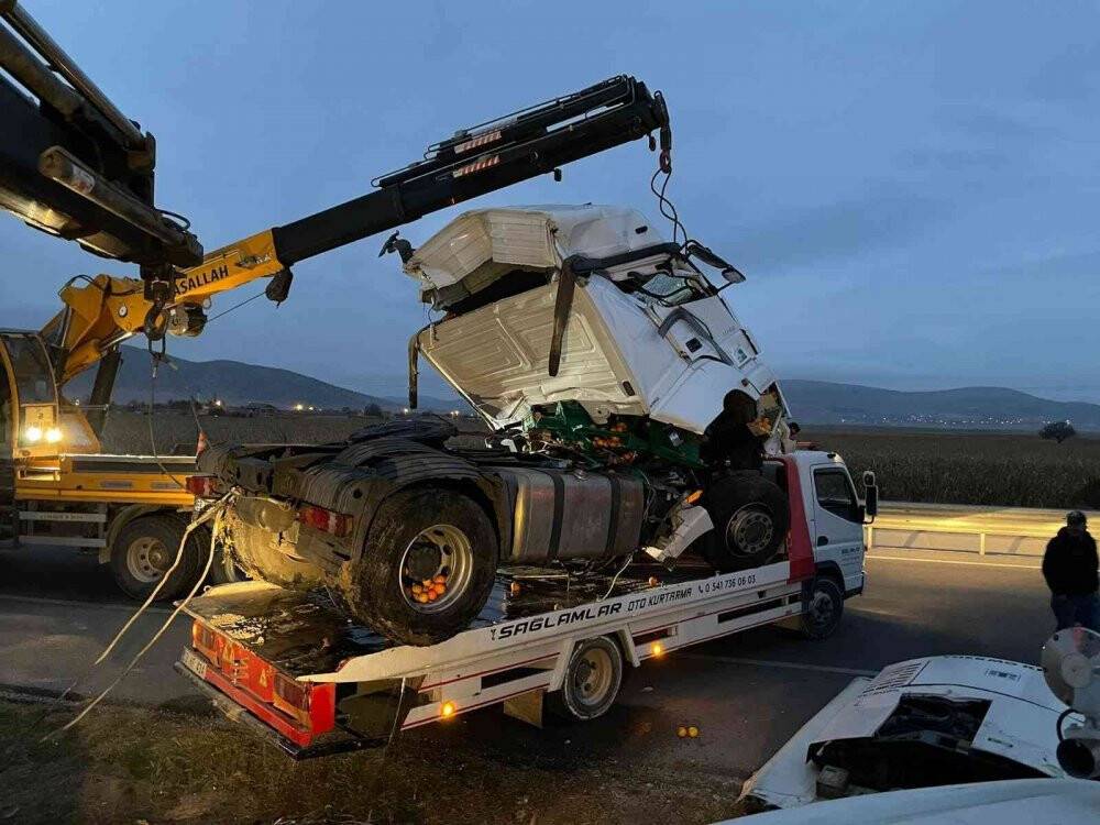 Portakal yüklü tır devrildi: 1 yaralı